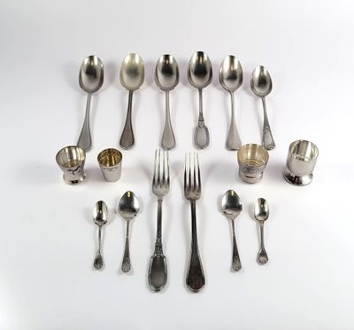 beaucoup de cuillères en argent et de cuillères sur la table