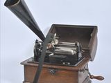 une petite boîte en bois surmontée d'une corne noire