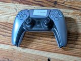 un gros plan d'une manette de jeu posée sur une table en bois