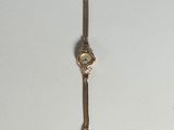 une horloge accrochée au mur à côté d'une clé