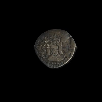Gros plan sur une pièce de monnaie portant des armoiries