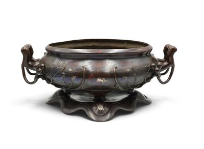 une image représentant un brûle-parfum en bronze posé sur un socle, sur fond blanc