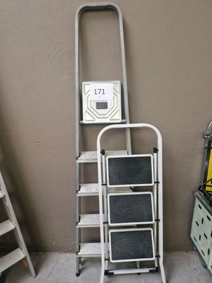 a ladder that is leaning against a wall next to a ladder