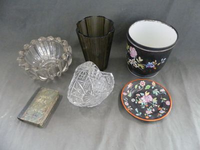 un grand nombre d'objets en verre posés sur une table