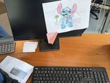 un bureau sur lequel se trouvent un clavier, une souris et un écran