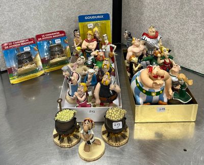 de nombreuses figurines représentant différents personnages, exposées dans une vitrine