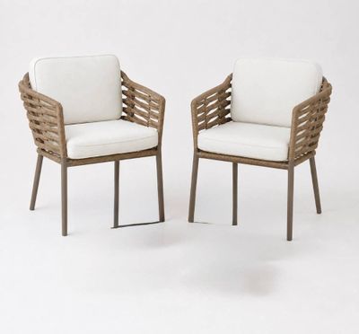 une paire de chaises avec des coussins blancs sur fond blanc