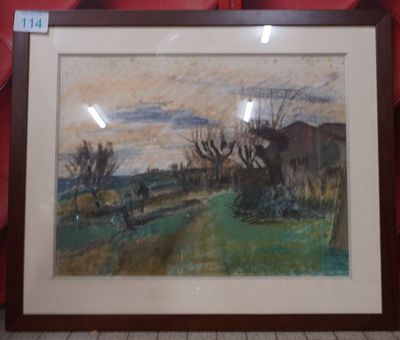 tableau représentant un paysage, dans un cadre en bois, accroché à un mur rouge