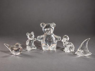 un ensemble de figurines en verre représentant des animaux et des oiseaux