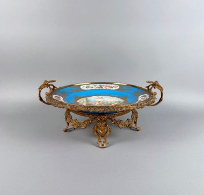 Grand plat de présentation à riche décor de putti en réserve… - Photo 1