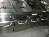 une cuisine équipée de nombreux appareils électroménagers en inox