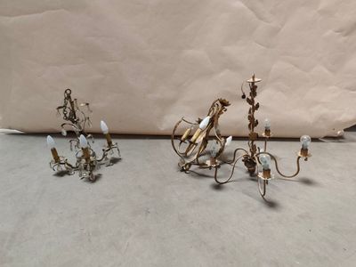 trois lustres anciens en laiton et cristal posés sur une table