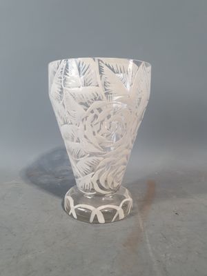 un vase en verre avec un motif sur une table