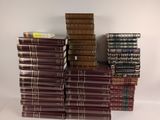 plusieurs livres empilés sur une table