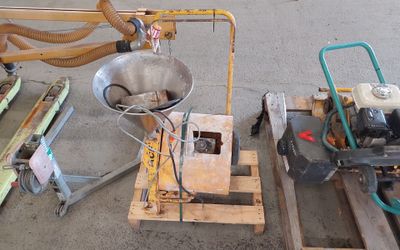 a machine that is sitting on a pallet next to other items
