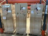 Plusieurs palettes de cartons sont empilées les unes sur les autres dans un entrepôt