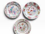 trois assiettes ornées de motifs floraux sur un fond blanc