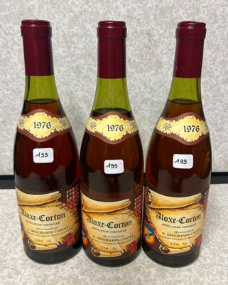 trois bouteilles de vin posées les unes à côté des autres sur un plan de travail