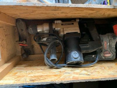 Ensemble soit : - 1 perforateur de marque PRACTIC