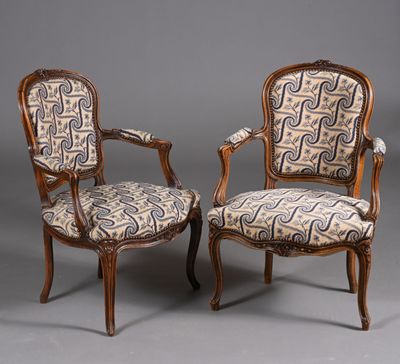 paire de fauteuils en noyer sculpté de style Louis XV, avec accoudoirs rembourrés