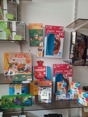 de nombreuses boîtes de céréales sur une étagère dans un magasin