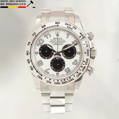 une montre en argent avec un cadran noir sur fond blanc