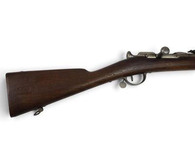 un vieux fusil avec un canon en bois et des viseurs métalliques