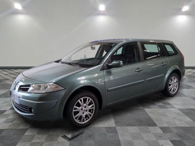 la photo d'une voiture garée dans un garage