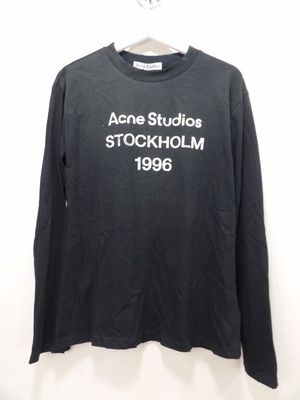 un t-shirt noir sur lequel est inscrit « Acne Studios Stockholm »