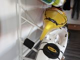 un kayak jaune et blanc posé sur un porte-kayaks