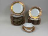 beaucoup d'assiettes empilées les unes sur les autres