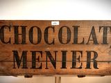 une pancarte en bois sur laquelle est écrit « chocolat menter »