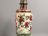 une image représentant un vase surmonté d'une lampe