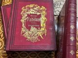 deux livres posés l'un à côté de l'autre sur une table