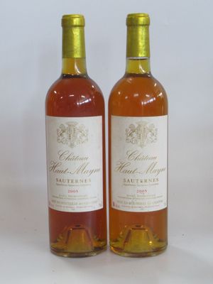deux bouteilles de vin posées l'une à côté de l'autre sur une table
