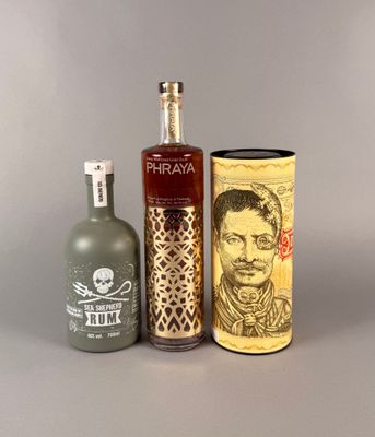 une bouteille de rhum et une bidon de rhum l'un à côté de l'autre