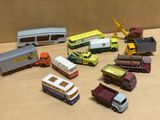 un grand nombre de voitures et de camions jouets posés sur une table