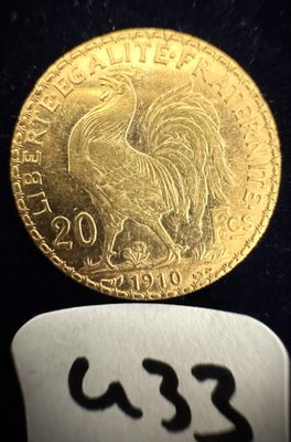 une image montrant un gros plan d'une pièce d'or posée sur une table