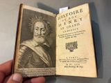 un vieux livre sur lequel figure l'image d'un homme portant une couronne