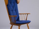 une image représentant une chaise bleue avec une structure en bois et un coussin bleu