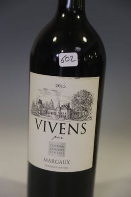 une bouteille de vin posée sur une table