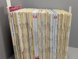 un grand nombre de livres empilés sur une étagère