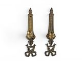 paire de chandeliers anciens en laiton sur fond blanc