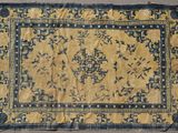un tapis jaune et bleu orné d'un motif floral