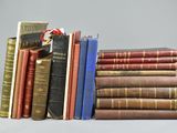 plusieurs vieux livres sont empilés sur une table