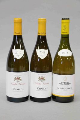 trois bouteilles de vin posées sur une table l'une à côté de l'autre