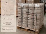 une palette remplie de sacs, dans un entrepôt
