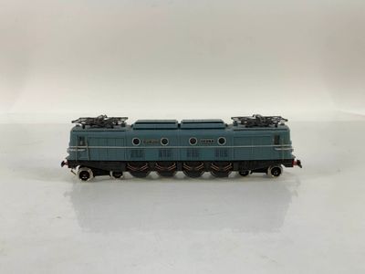 un petit train sur une surface blanche avec un fond blanc