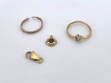 trois bagues en or et une bague ornée d'un chat