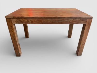 TABLE en bois massif à 4 places - Photo 1